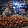 Seorang pedagang merapikan telur di kios miliknya di Pasar Kosambi, Kota Bandung, Rabu (19/2). Foto: Dimas Rachmatsyah / Jabar Ekspres