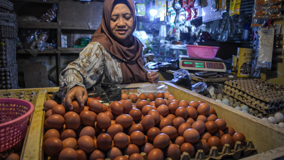 Jelang Ramadan, Harga Sembako di Kota Bandung Merangkak Naik! Seorang pedagang merapikan telur di kios miliknya di Pasar Kosambi, Kota Bandung, Rabu (19/2). Foto: Dimas Rachmatsyah / Jabar Ekspres