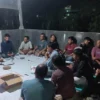 Tim verifikator saat melakulan pendataan kepada calon penerima manfaat di kelurahan Banjar, Kota Banjar, Jawa Barat baru-baru ini. (Cecep Herdi/Jabar Ekspres)