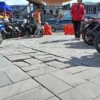 Salah Satu Titik Jalan Batu Andesit Alun-alun CImahi yang Rusak dan Terbelah. (Mong / Jabar Ekspres)