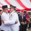 Wali Kota Bogor, Dedie A. Rachim mendapat pelukan hangat dari Wamendagri, Bima Arya yang hadir dalam acara Inagurasi di Plaza Balai Kota Bogor, Kamis (20/2) Sore. (Yudha Prananda / Jabar Ekspres)