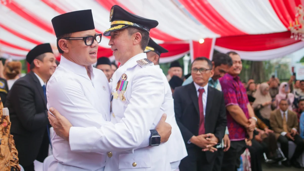 Wali Kota Bogor, Dedie A. Rachim mendapat pelukan hangat dari Wamendagri, Bima Arya yang hadir dalam acara Inagurasi di Plaza Balai Kota Bogor, Kamis (20/2) Sore. (Yudha Prananda / Jabar Ekspres)