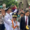 Usai Dilantik Bupati dan Wakil Bupati Bandung, Dadang-Ali Disambut Ribuan Siswa dan Diarak Andong serta Marching Band di Jalan Al Fathu, Soreang, Kabupaten Bandung, Kamis (20/2/2025). Foto Agi