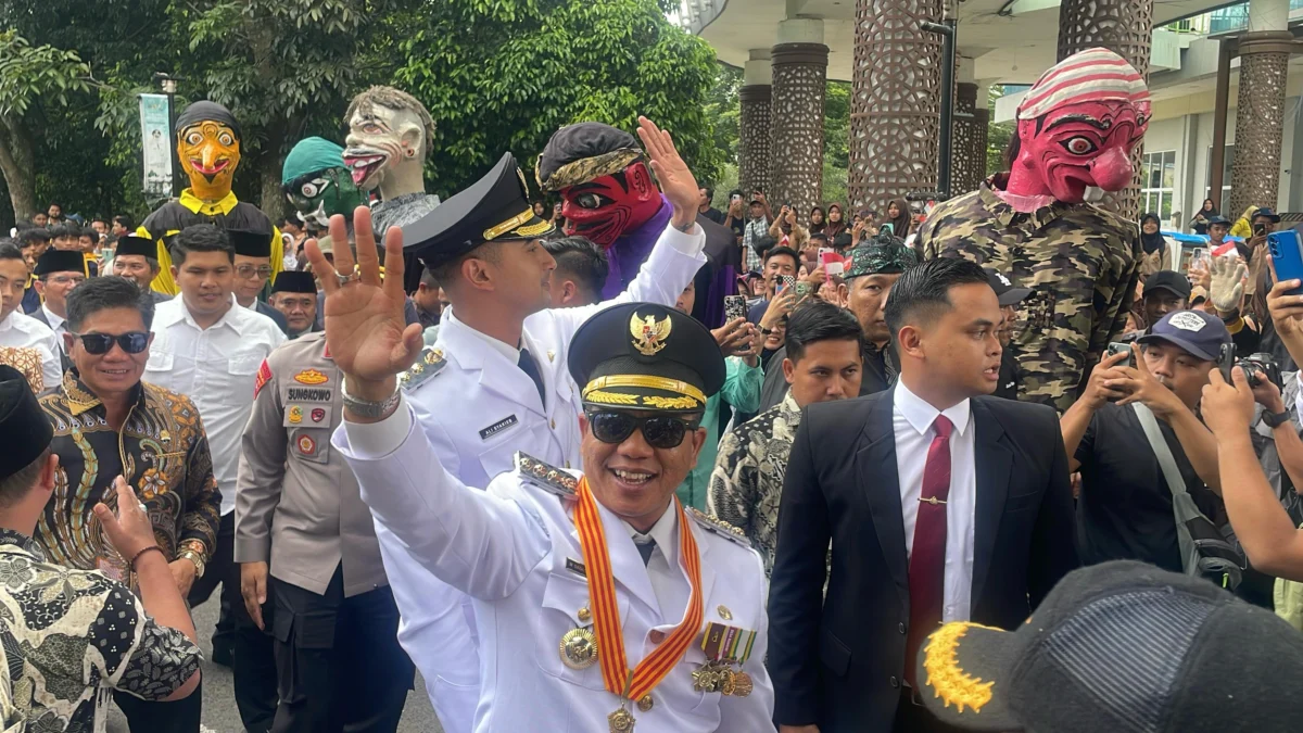 Usai Dilantik Bupati dan Wakil Bupati Bandung, Dadang-Ali Disambut Ribuan Siswa dan Diarak Andong serta Marching Band di Jalan Al Fathu, Soreang, Kabupaten Bandung, Kamis (20/2/2025). Foto Agi