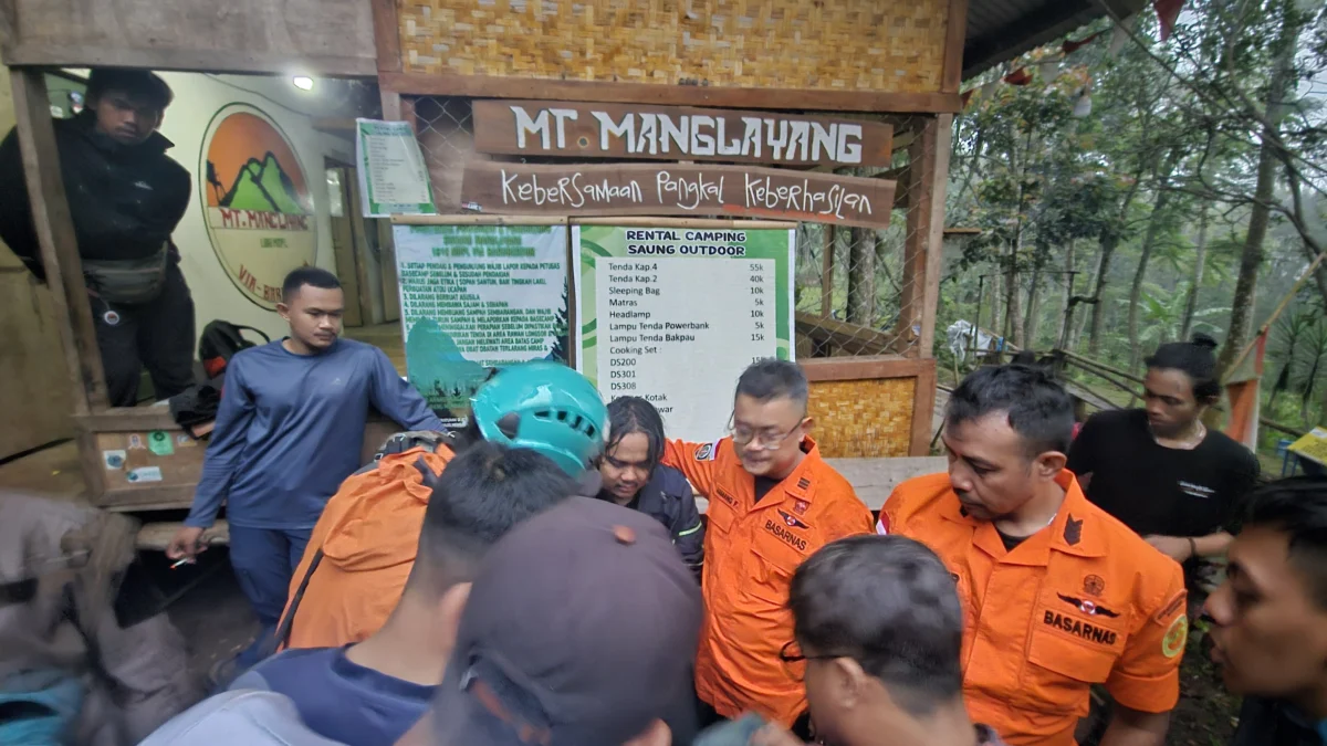 Tim SAR Gabungan saat menemukan survivor yang hilang di Gunung Manglayang, Desa Sindangsari, Kecamatan Sukasari, Kabupaten Sumedang. (Kantor SAR Bandung for Jabar Ekspres)