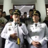 Wali Kota Bandung Muhammad Farhan (tengah kiri) bersama Wakil Wali Kota Bandung Erwin (tengah kanan) memberikan keterangan pers kepada wartawan setelah serah terima jabatan di Balai Kota Bandung, Kamis (20/2). Foto: Dimas Rachmatsyah / Jabar Ekspres