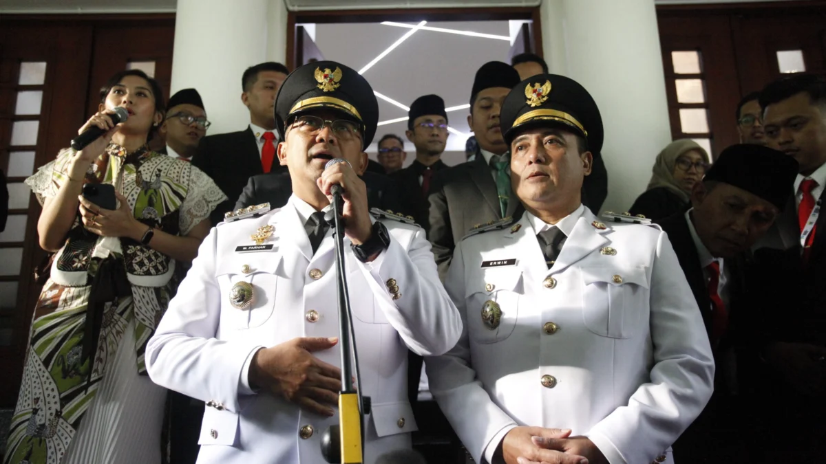 Wali Kota Bandung Muhammad Farhan (tengah kiri) bersama Wakil Wali Kota Bandung Erwin (tengah kanan) memberikan keterangan pers kepada wartawan setelah serah terima jabatan di Balai Kota Bandung, Kamis (20/2). Foto: Dimas Rachmatsyah / Jabar Ekspres