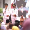 Wali Kota dan Wakil Wali Kota Bogor, Dedie A. Rachim dan Jenal Mutaqin saat menyapa ribuan warga di Plaza Balai Kota Bogor, Kamis (20/2). (Yudha Prananda / Jabar Ekspres)