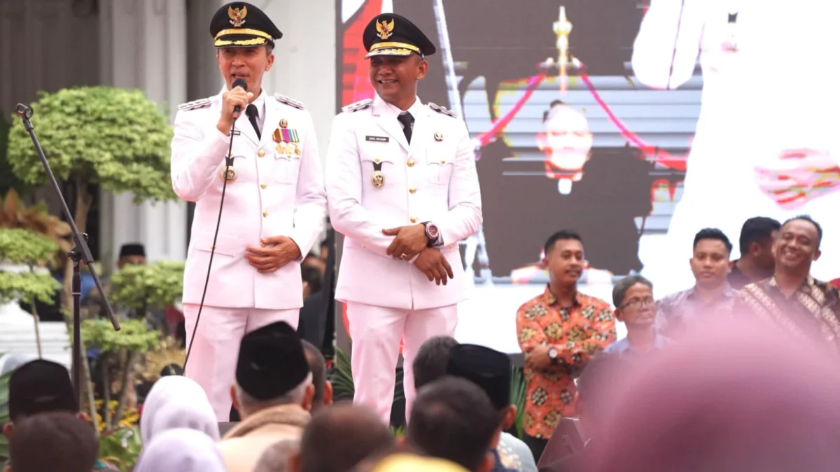 Wali Kota dan Wakil Wali Kota Bogor, Dedie A. Rachim dan Jenal Mutaqin saat menyapa ribuan warga di Plaza Balai Kota Bogor, Kamis (20/2). (Yudha Prananda / Jabar Ekspres)