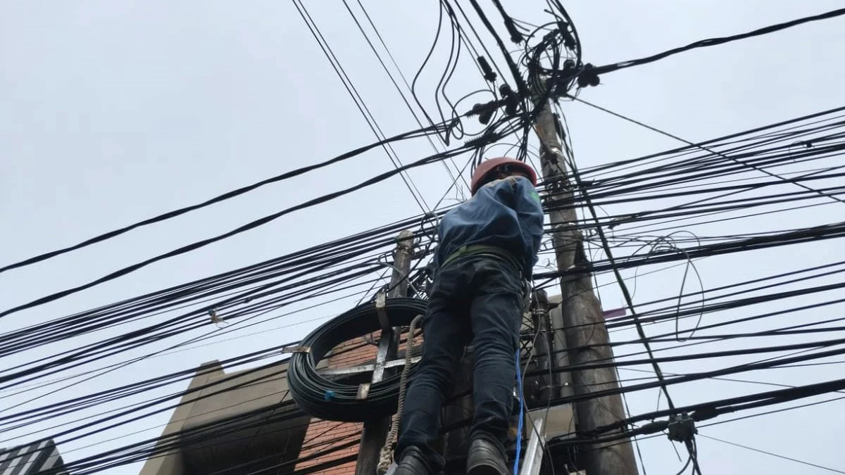 Kepedulian PLN Icon Plus terhadap keindahan dan keselamatan Masyarakat dengan Perapihan dan Penertiban Kabel Optik