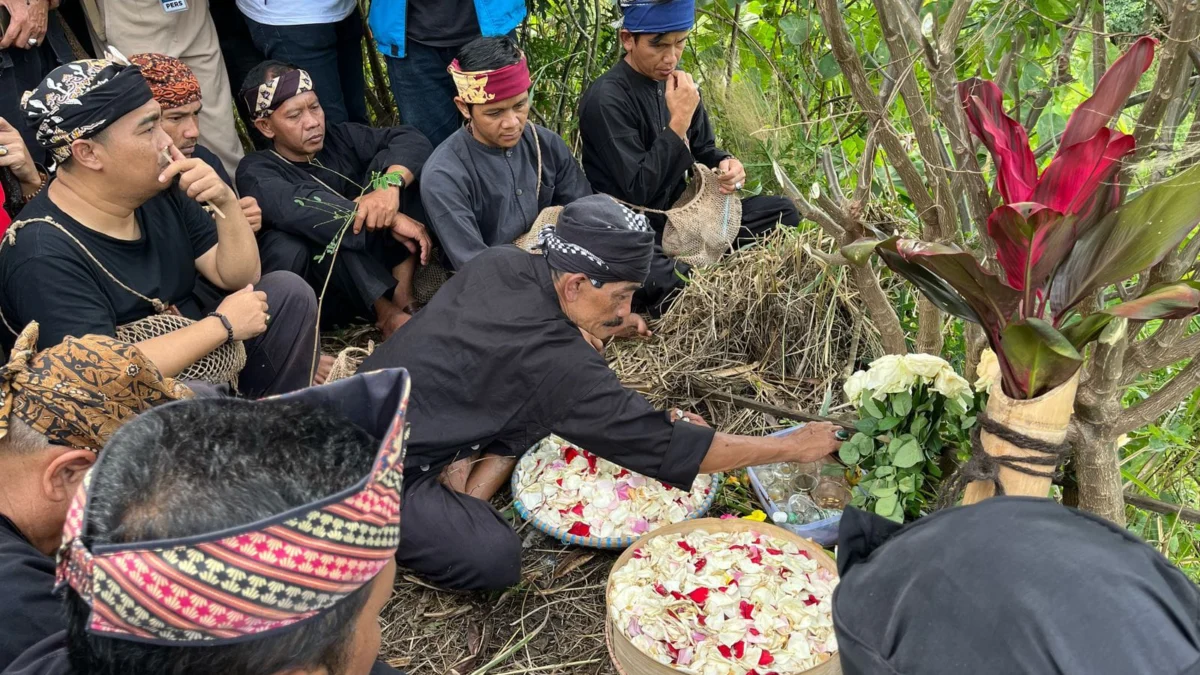 Tabur Bunga oleh Warga Kampung Adat Cireundeu dalam Rangka Memperingati Dua Dekade Longsor TPA Leuwigajah. (Mong / Jabar Ekspres)