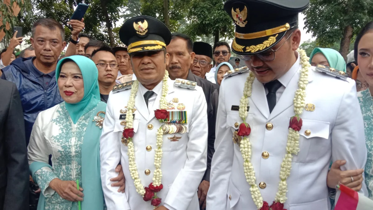 Wali Kota Cimahi, Ngatiyana dan Wakil Wali Kota Cimahi, Adithia Yudhistira saat Tiba di Gedung DPRD Cimahi (mong)