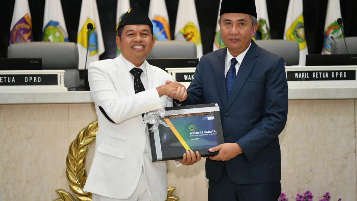 Gubernur Jabar Dedi Mulyadi pada acara Serah Terima Jabatan Gubernur Jawa Barat dalam Rapat Paripurna DPRD Provinsi Jawa Barat di gedung DPRD Jabar, Kota Bandung, Jumat (21/2/2025).(Foto: Rizal Fs/Biro Adpim Jabar)