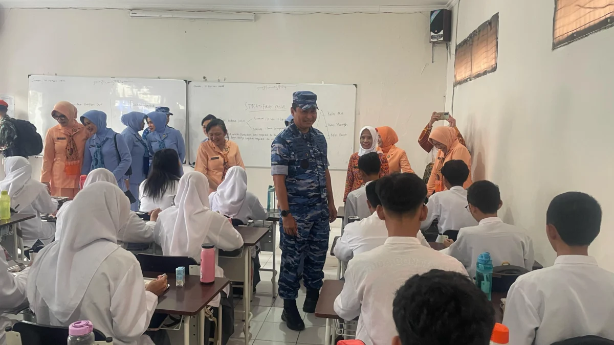 Kepala Staf Angkatan Udara (KSAU) Marsekal TNI Mohammad Tonny Harjono melakukan kunjungan ke Sekolah SMA Angkasa di Kecamatan Margahayu, Kabupaten Bandung, Jumat (21/2/2025). Foto Agi/Jabar Ekspres
