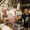 Seorang pedagang merapikan daging sapi di kios miliknya di Pasar Kiaracondong, Kota Bandung, Jum'at (21/2). Foto: Dimas Rachmatsyah / Jabar Ekspres