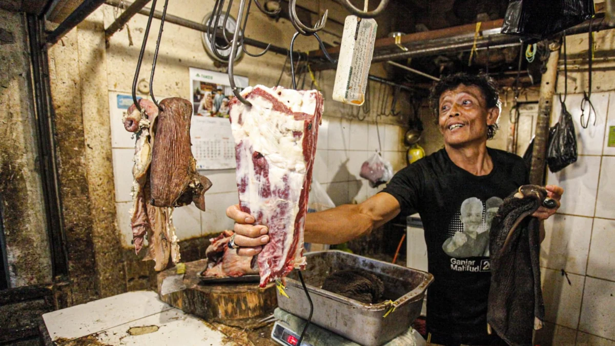 Seorang pedagang merapikan daging sapi di kios miliknya di Pasar Kiaracondong, Kota Bandung, Jum'at (21/2). Foto: Dimas Rachmatsyah / Jabar Ekspres
