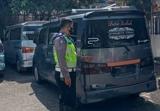 Polisi mengamankan unit mobil minibus yang diduga dijadikan travel gelap untuk mengangkut penumpang. Di Kabupaten Ciamis, Polisi tengah gencar merazia travel gelap yang beroperasi antarprovinsi. (foto: Ilustrasi)