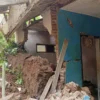 Suasana salah satu rumah yang terdampak longsor di wilayah Desa Cibungkul, Cisadap, Kabupaten Ciamia Jawa Barat, Jumat 21 Februari 2025 (Cecep Herdi/Jabar Ekspres)