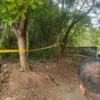 Dok. Tempat kejadian perkara (TKP) terjadinya pria gantung diri di sebuah pohon di wilayah Bojong Koneng Kota Bandung. Jum'at (21/2). Foto. Sandi Nugraha.