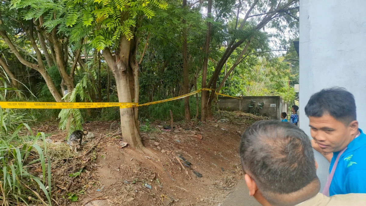 Dok. Tempat kejadian perkara (TKP) terjadinya pria gantung diri di sebuah pohon di wilayah Bojong Koneng Kota Bandung. Jum'at (21/2). Foto. Sandi Nugraha.