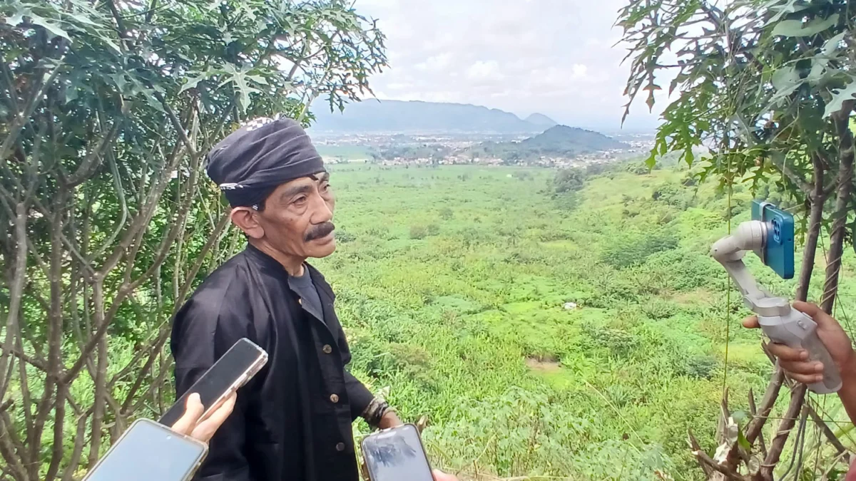 Memori Kelam di Balik Longsor TPA Leuwigajah Masih Terasa di Hati Para Penyintas Abah Widi, Salah Satu Sesepuh Kampung Adat Cireundeu yang Menjadi Saksi Kisah Kelam TPA Leuwigajah 20 Tahun Silam (Mong)