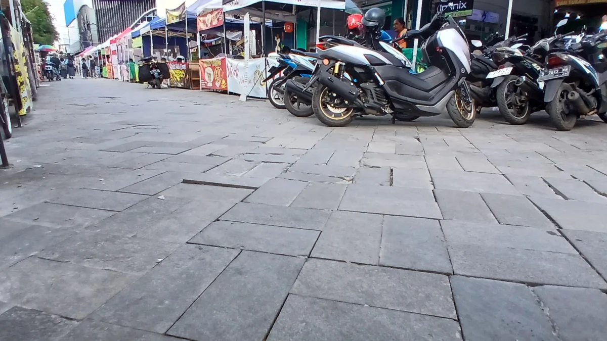 Sejumlah Parkir Kendaraan di Jalan Batu Andesit Alun-Alun Cimahi/Firman Satria/Jabar Ekspres/