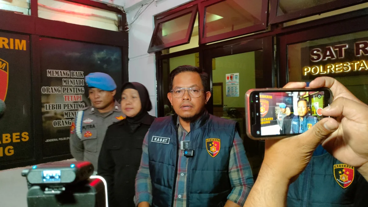 Dok. Kasatreskrim Polrestabes Bandung, AKBP Abdul Rohman (tengah). Foto. Sandi Nugraha.