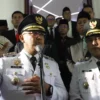 Wali Kota Bandung Muhammad Farhan (tengah kiri) bersama Wakil Wali Kota Bandung Erwin (tengah kanan) memberikan keterangan pers kepada wartawan setelah serah terima jabatan di Balai Kota Bandung, Kamis (20/2). Foto: Dimas Rachmatsyah / Jabar Ekspres