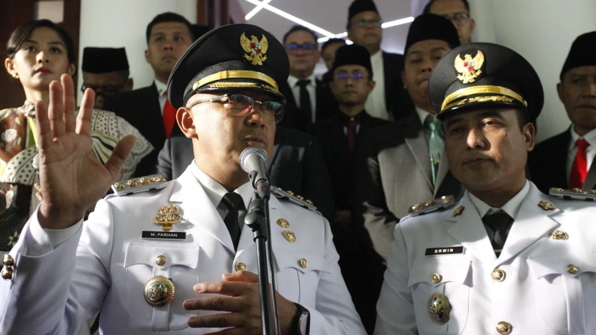 Wali Kota Bandung Muhammad Farhan (tengah kiri) bersama Wakil Wali Kota Bandung Erwin (tengah kanan) memberikan keterangan pers kepada wartawan setelah serah terima jabatan di Balai Kota Bandung, Kamis (20/2). Foto: Dimas Rachmatsyah / Jabar Ekspres