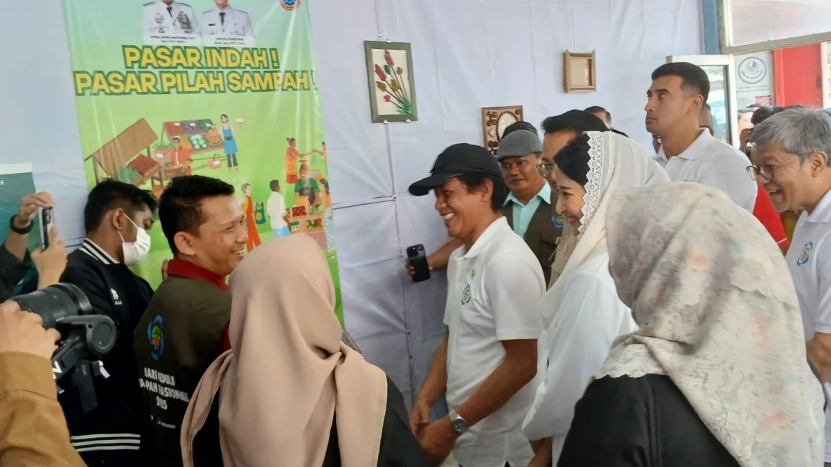 Menteri Lingkungan Hidup, Hanif Faisol Nurofiq dan Wakil Menteri Perdagangan, Dyah Roro Esti Widya Putri, Wakil Bupati Bandung, Ali Syakieb, dan Wakil Wali Kota Cimahi, Adithia Yudhistira saat Meresmikan Bank Sampah Unit Pasar Atas/Firman Satria/Jabar Ekspres/