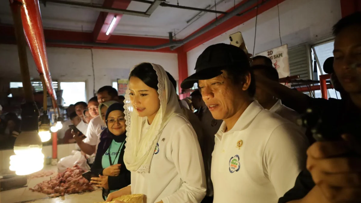 Wamendag, Dyah Roro Esti Widya Putri bersama Menteri LH, Hanif Faisol Nurofiq saat Meninjau Stok Pangan di Pasar Atas Baru Cimahi (Mong)