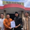 Kyai Haji AW (Kedua Kiri) bersama Tim Kuasa Hukumnya saat membuat laporan di Mapolsek Bogor Tangah. (Yudha Prananda / Jabar Ekspres)