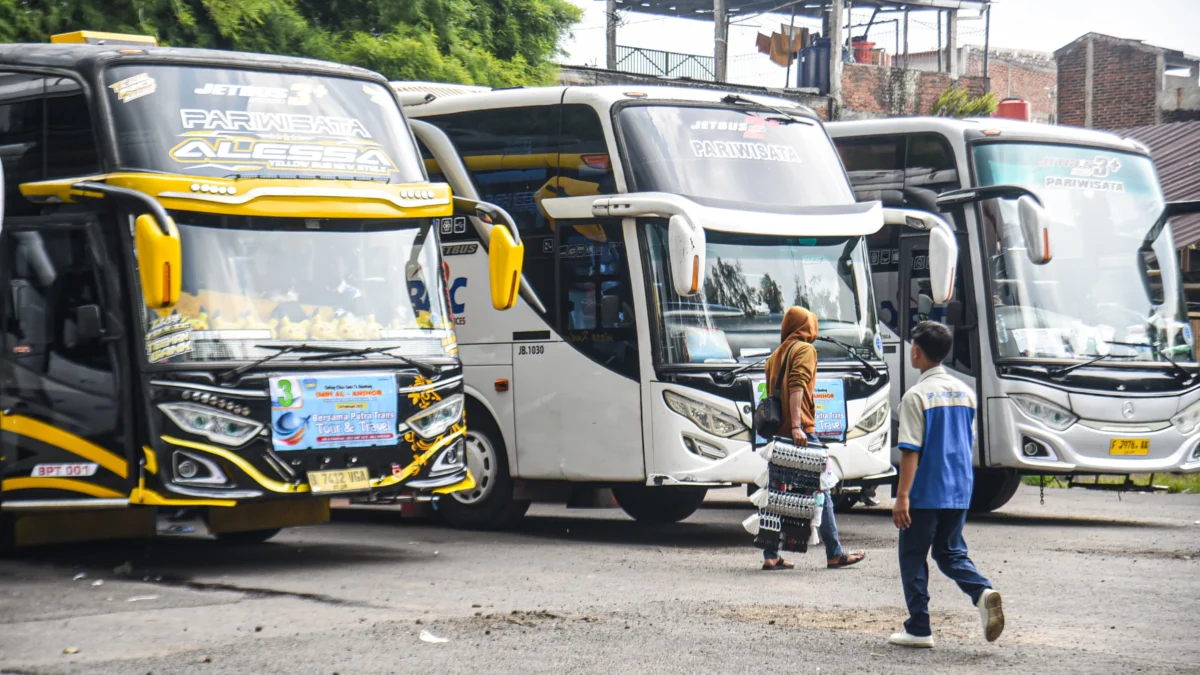 Bus yang membawa siswa study tour terparkir di objek wisata edukasi Saung Angklung Udjo, Kota Bandung, Senin (24/2). Foto: Dimas Rachmatsyah / Jabar Ekspres