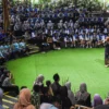 Pengunjung mencoba memainkan alat musik tradisional angklung di Saung Angklung Udjo, Kota Bandung, Senin (24/2). Foto: Dimas Rachmatsyah / Jabar Ekspres