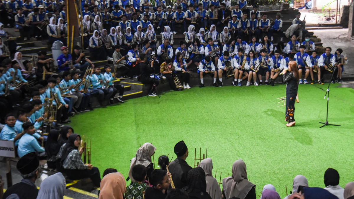 Pengunjung mencoba memainkan alat musik tradisional angklung di Saung Angklung Udjo, Kota Bandung, Senin (24/2). Foto: Dimas Rachmatsyah / Jabar Ekspres