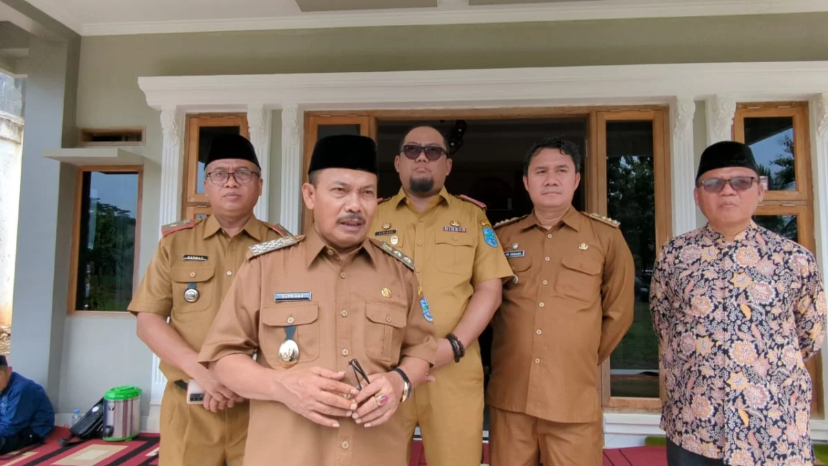 Wakil Wali Kota Banjar H Supriana bersama Sekda, Kadisdik, Camat Banjar, dan Ketua Yayasan Pesantren Miftahul Ihsan Al Banjary, usai meninjau dapur MBG, Senin 24 Februari 2025. (Foto: Cecep Herdi/Jabar Ekspres)