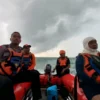 Tim SAR Gabungan saat melaksanakan proses pencarian terhadap seorang nelayan yang hilang di perairan Indramayu, tepatnya di wilayah Desa Limbangan, Kecamatan Juntinyuat, Kabupaten Indramayu, Jawa Barat/Foto:Istimewa/