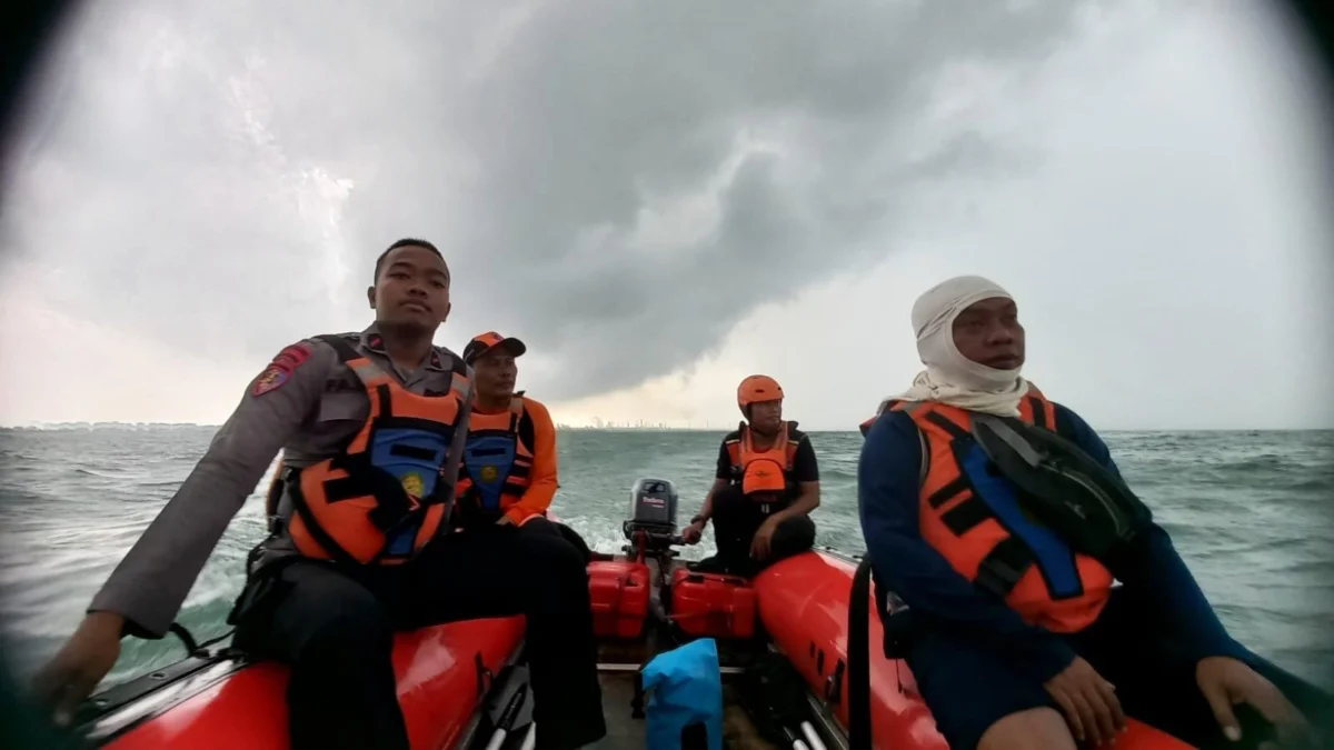 Tim SAR Gabungan saat melaksanakan proses pencarian terhadap seorang nelayan yang hilang di perairan Indramayu, tepatnya di wilayah Desa Limbangan, Kecamatan Juntinyuat, Kabupaten Indramayu, Jawa Barat/Foto:Istimewa/