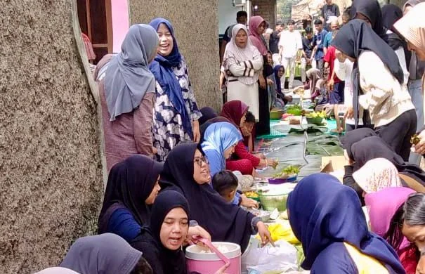 Ratusan warga di RW 06 Kampung Sukamaju, Desa Padalarang, Kecamatan Padalarang, Kabupaten Bandung Barat (KBB), menggelar papajar atau menyambut datangnya bulan suci Ramadan 1446 Hijriah.