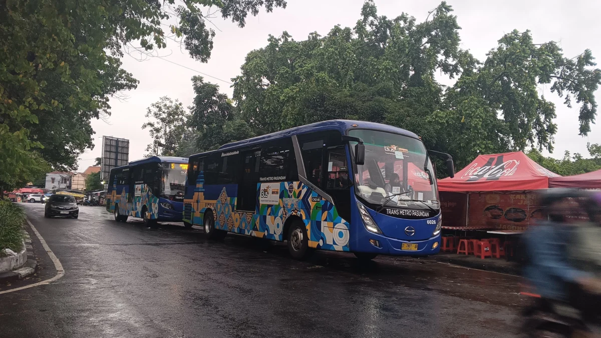 Bus Trans Metro Pasundan terparkir pemberhentian di Jalan Dipatiukur, Kota Bandung, Senin (24/2). Foto: Dimas Rachmatsyah / Jabar Ekspres