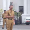 Wakil Wali Kota Bogor, Jenal Mutaqin saat memimpin Apel perdana di Plaza Balai Kota Bogor, Senin (24/2). (Yudha Prananda / Jabar Ekspres)