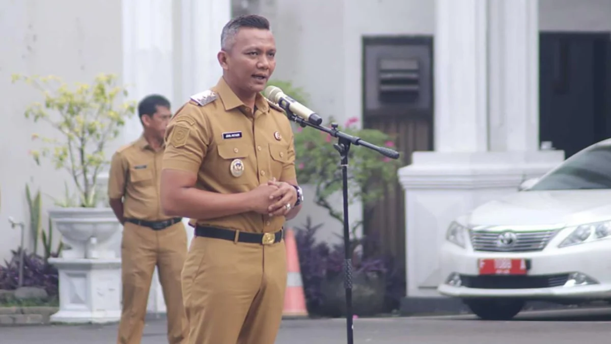 Wakil Wali Kota Bogor, Jenal Mutaqin saat memimpin Apel perdana di Plaza Balai Kota Bogor, Senin (24/2). (Yudha Prananda / Jabar Ekspres)