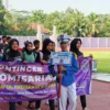 Salah satu kontingen olah raga ikut pembukaan gelaran Olimpiade Olahraga Siswa Nasional (O2SN) tingkat Sekolah Menengah Pertama (SMP) di Stadion Atletik Prabu Linggabuana, Kabupaten Ciamis, baru-baru ini. (Cecep Herdi/Jabar Ekspres)
