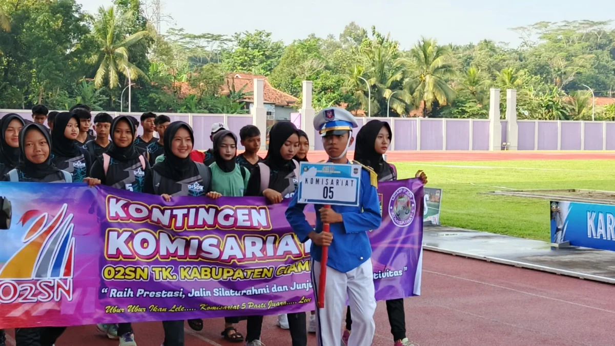 Salah satu kontingen olah raga ikut pembukaan gelaran Olimpiade Olahraga Siswa Nasional (O2SN) tingkat Sekolah Menengah Pertama (SMP) di Stadion Atletik Prabu Linggabuana, Kabupaten Ciamis, baru-baru ini. (Cecep Herdi/Jabar Ekspres)