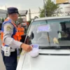 Petugas Dishub Cimahi saat menindak pelanggar yang parkir sembarangan di bahu jalan. (Mong / Jabar Ekspres)