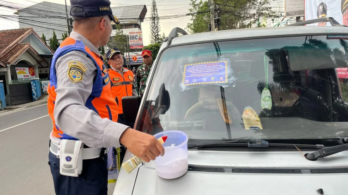 Petugas Dishub Cimahi saat menindak pelanggar yang parkir sembarangan di bahu jalan. (Mong / Jabar Ekspres)