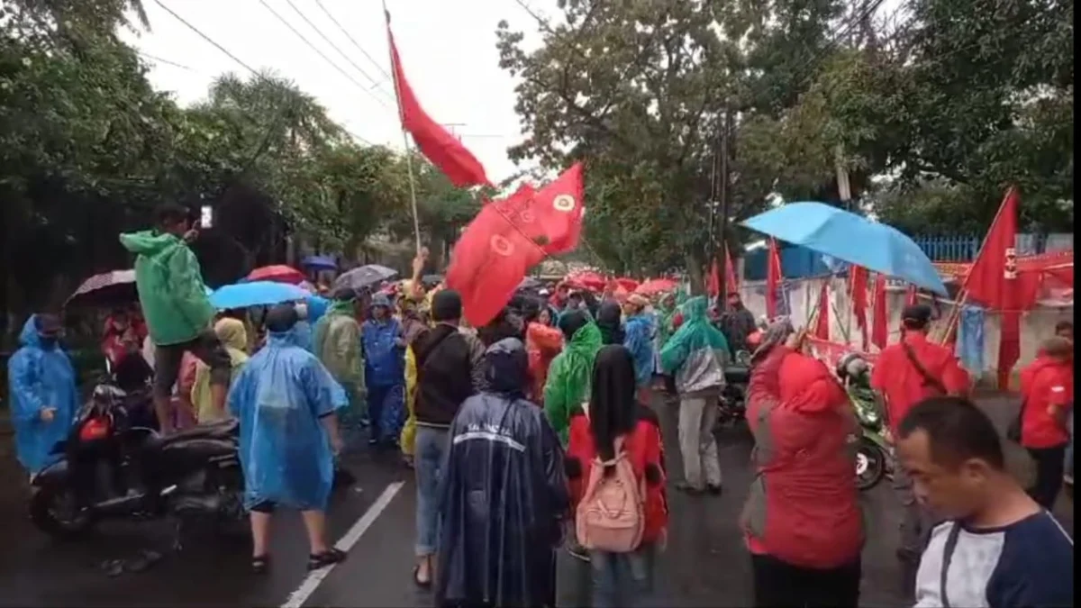 Mediasi Buntu, Buruh PT Bapintri Tetap Tuntut Pesangon Penuh! Aksi unjuk rasa Buruh di Depan Gerbang PT Bapintri, Jalan Mahar Martanegara No. 99, Kelurahan/Kecamatan Cigugur Tengah, Kota Cimahi. (Ist)