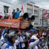 Ratusan buruh yang tergabung di enam serikat pekerja menggelar aksi di Gedung DPRD KBB, Jalan Raya Tagog Padalarang. Selasa (25/2). Dok Jabar Ekspres/Suwitno
