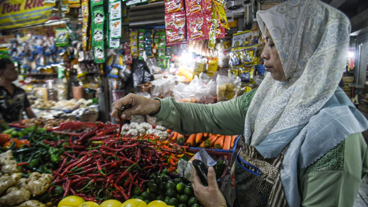 Seorang pedagang menata cabai di Pasar Kosambi, Kota Bandung, Selasa (25/2). Foto: Dimas Rachmatsyah / Jabar Ekspres