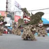 Salah satu seni budaya Buta Kararas yang ditampilkan dalam Festival Kirab Budaya dalam rangka HUT Kota Banjar ke-22, Selasa 25 Februari 2025. (Foto: Cecep Herdi/Tasikmalaya)